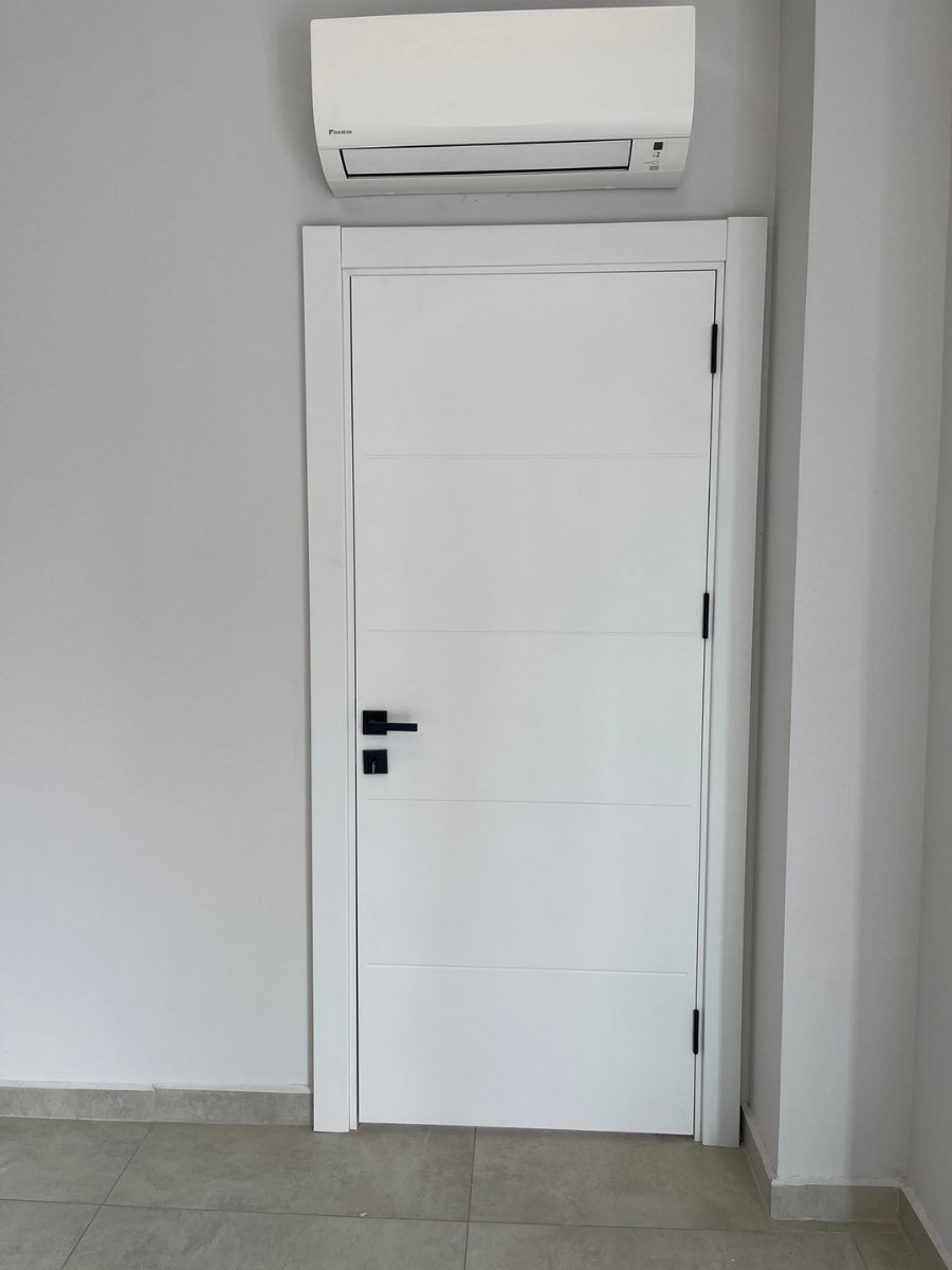 Siyah kollu minimal beyaz iç kapı montajı