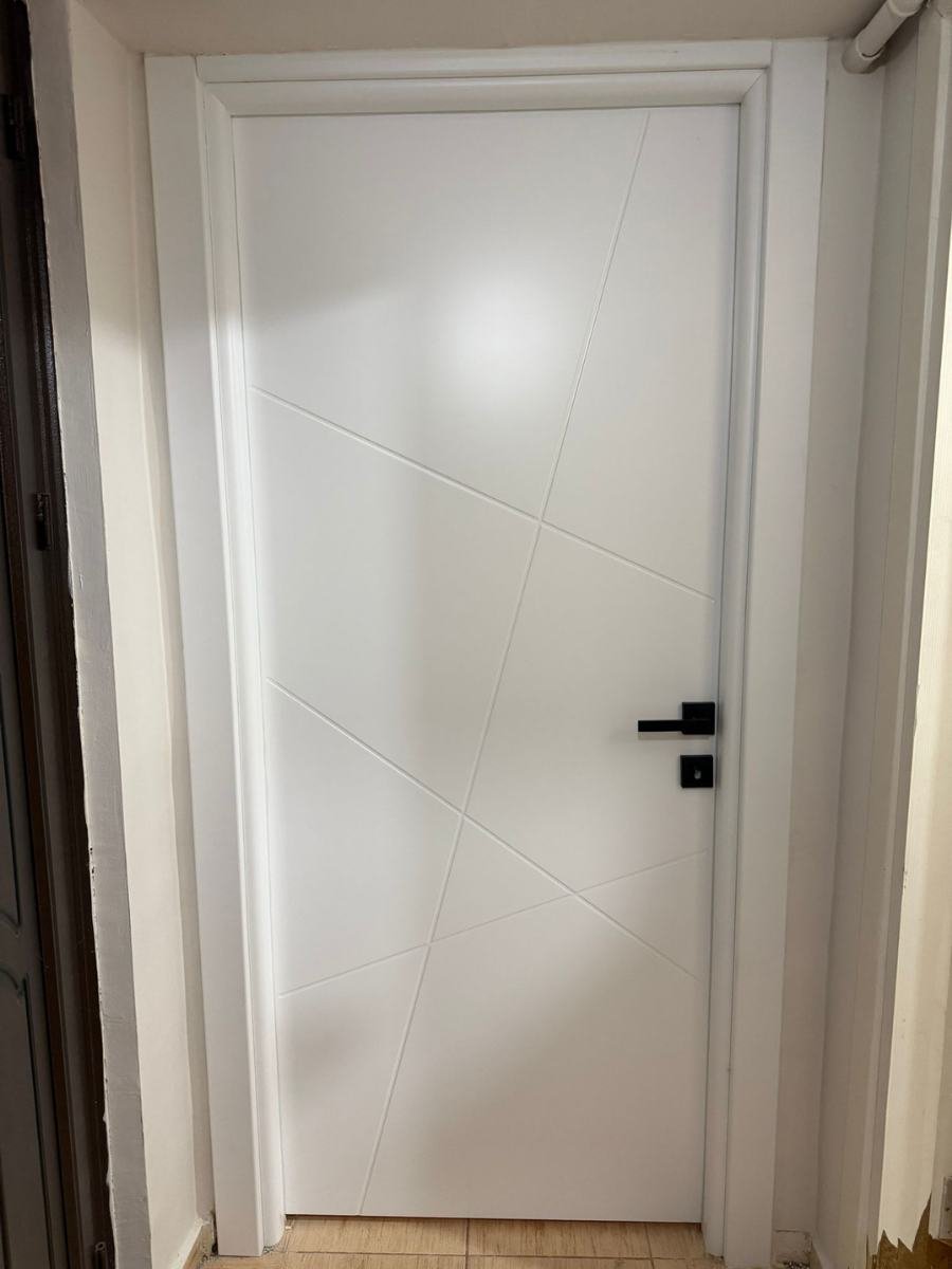 Geometrik çizgili beyaz iç kapı uygulaması