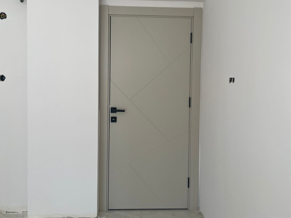 Geometrik desenli gri iç kapı uygulaması